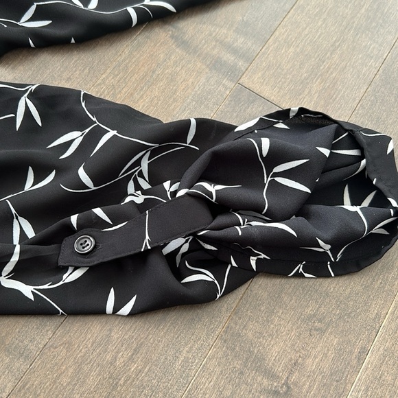 SUZY SHIER Women’s Black & White Floral Dress Blouse, V-Neck Adjustable Sleeve - Picture 5 of 10